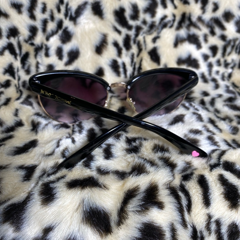 Betsey Johnson Cat Eye Sunglasses Black Frame Purple Tinted Lens Pre-Owned - Picture 3 of 4